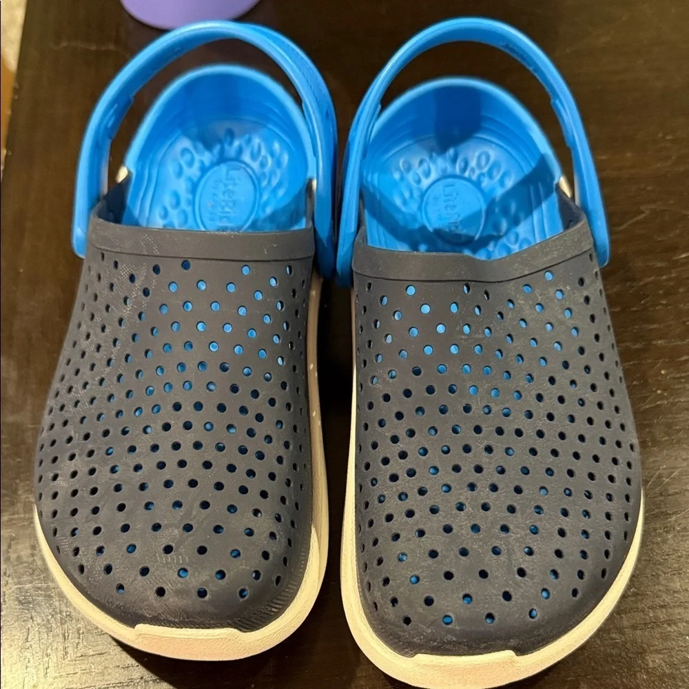 CROCS Kids Navy and Blue Water Shoes youth sz 2 barely used Lite Ride sandals